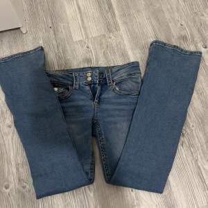 Ett par jeans från Gina, Använd 2 gånger.  Original pris= 300, men säljer för 230! Pris kan diskuteras💕