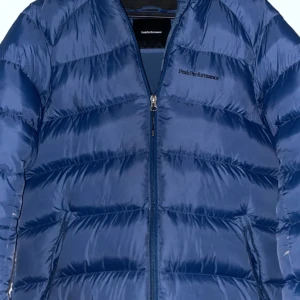 Peak Performance Jacka - En mörk blå jacka som är perfekt för er grisch grabbar, säljs till en billig pris med inga problem. Pris kan diskuteras vid snabbköp. 🙏🏻🙏🏻🙏🏻💯💯