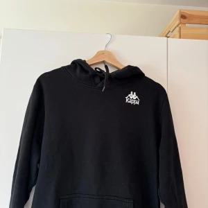 Kappa hoodie - Här säljer jag min kappa hoodie som är i storleken medium och inte längre kommer till användning. För fler frågor eller funderingar så är det bara att höra av dig så svarar jag så fort jag kan!