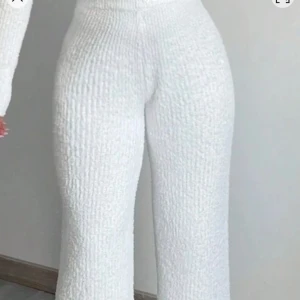 byxor - oanvända byxor, tjock och varmt matrial. perfekt som mysbyxor under vintern både inne och ute. passar storlek s-m