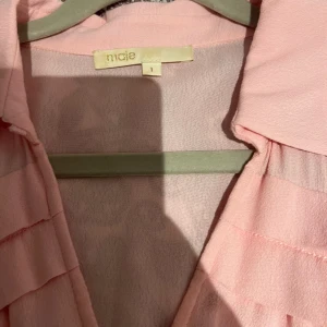 Maje klänning rosa - Jätte snygg maje kläning i färgen rosa🩷 nypris är 3200 kr💕 fler bilder? Kontakta mig privat🩷 klänningen har varit använd🩷