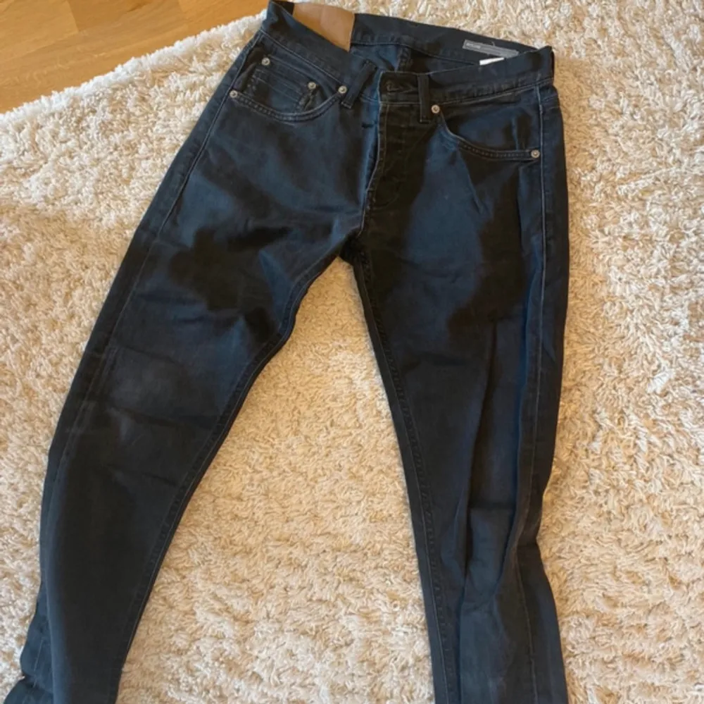 Säljer ett par svarta jeans i bra skick. De har en klassisk femficksdesign och en snygg, mörk tvätt. Perfekta för både vardag och fest!. Jeans & Byxor.