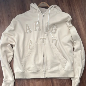 Axel arigato tröja - Storlek L/M, jätteskön tröja men vill sälja eftersom jag har bytt stil och inte kommer använda den något mer. Nyskick även om använd typ 10 gånger. Nypris 1400kr