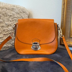 Italiensk läderväska - Italiensk väska i äkta läder. Lite trasig och sliten inuti (se bild), därav priset. Hör av dig om du har frågor💓