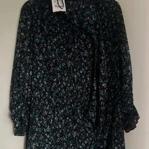 Tunika/klänning - En blommig tunika/klänning från ZARA. 