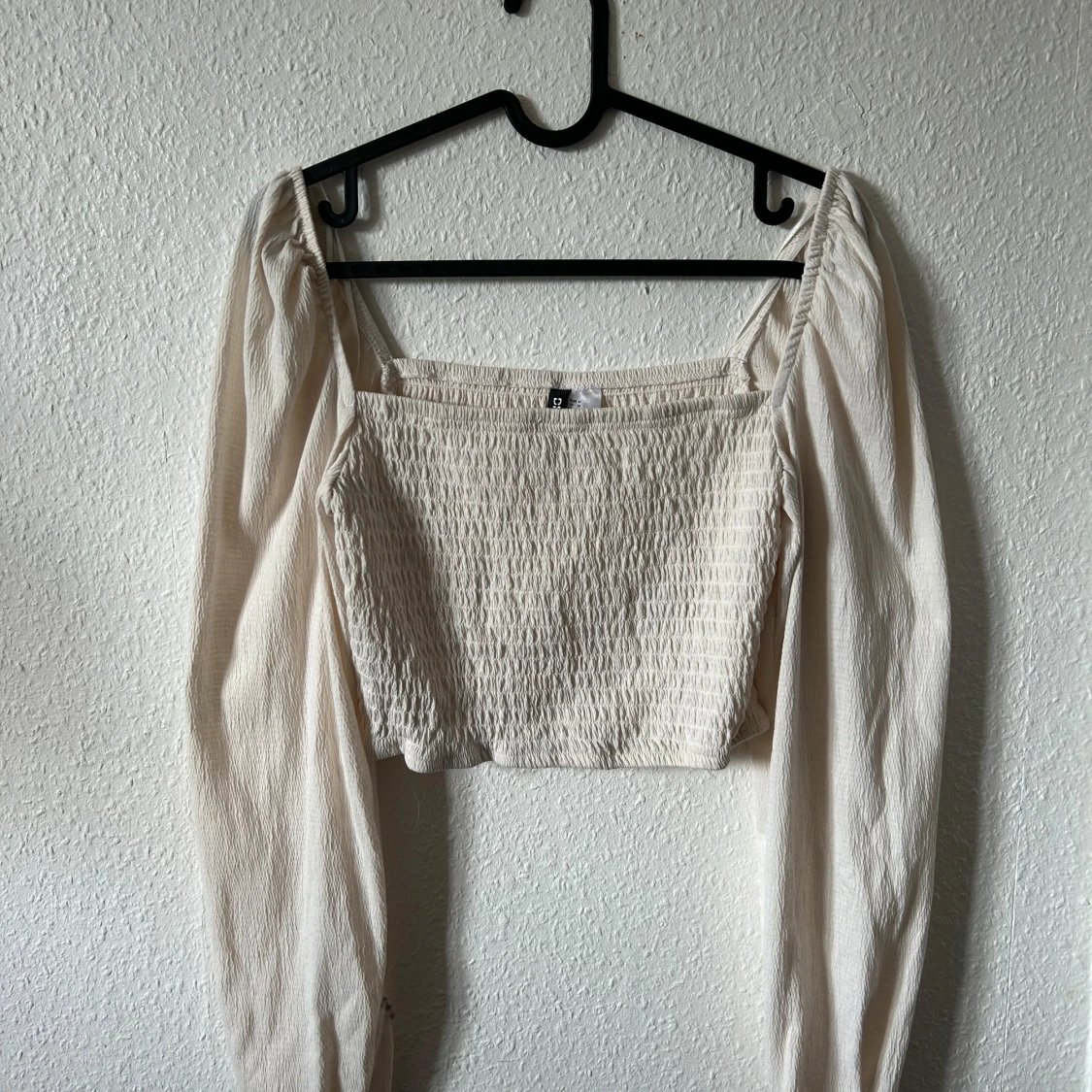 Vit långärmad topp med smockdetaljer