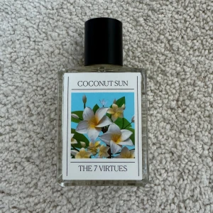 Parfym - The 7 Virtures  - Säljer denna Coconut Sun parfym från The 7 Virtures då jag har en del parfymer och denna används aldrig. Är edp. Köptes innan sommaren så det är ganska så ny. Inte använd mycket. Noter av kokos, vanilj, frangipani, citrus, havssalt. Nypris 1119 kr. 