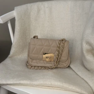 väska  - säljer denna otroligt fina väsko då den har gulddetaljer och är en silver tjej så kommer inte till användning 💕✨
