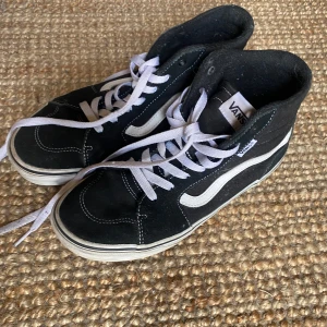 Vans - SUPERSNYGGA!! Tryck gärna köp nu. Man kan tvätta bort fläckarna❣️❣️
