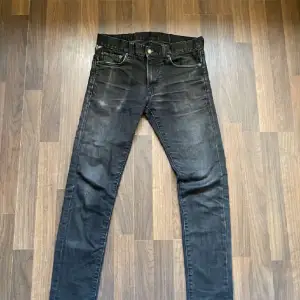 Ett par sjukt feta och ovanliga Ralph Lauren Jeans 🤩. Väldigt bra skick, vintage. Svarta men gråa washed detaljer. Inga slitningar, defekter eller hål. För mer info skicka dm//🤝