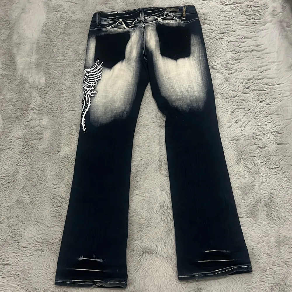 INTRESSE KOLL As coola Blue Queen jeans. Med en detalj på sidan. Priset kan diskuteras.. Jeans & Byxor.