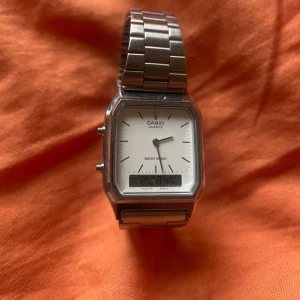 Casio Klocka  - Rektangulär Casio Klocka i rostfritt stål  Perfekt skick. 