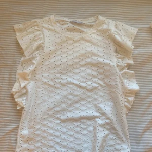 Zara topp - Gullig topp från zara, använd fåtal gånger! Inga defekter eller tecken på användning💕