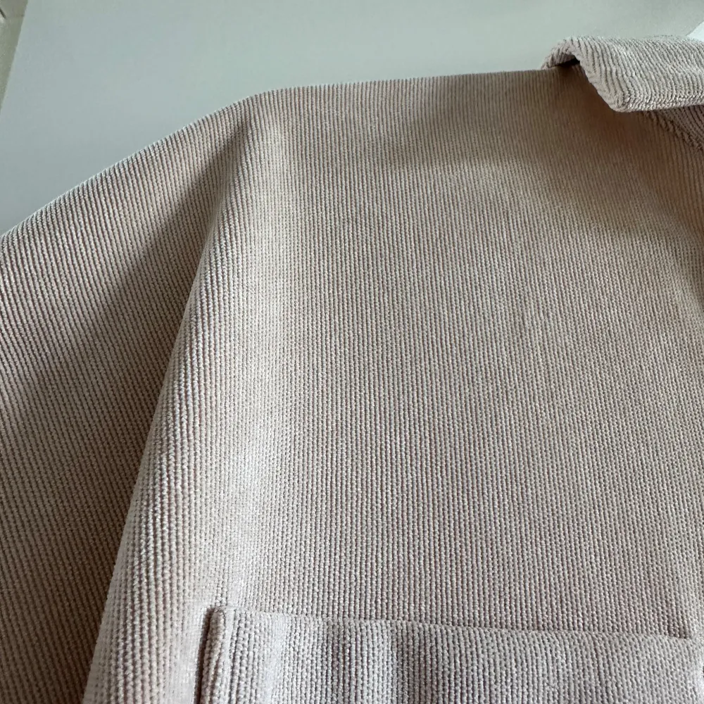 Jättefin beige skjorta från Zara, storlek S men oversize. Passar perfekt som skjorta men även som en overshirt med något annat under. I nyskick. Frakt tillkommer ☺️. Skjortor.