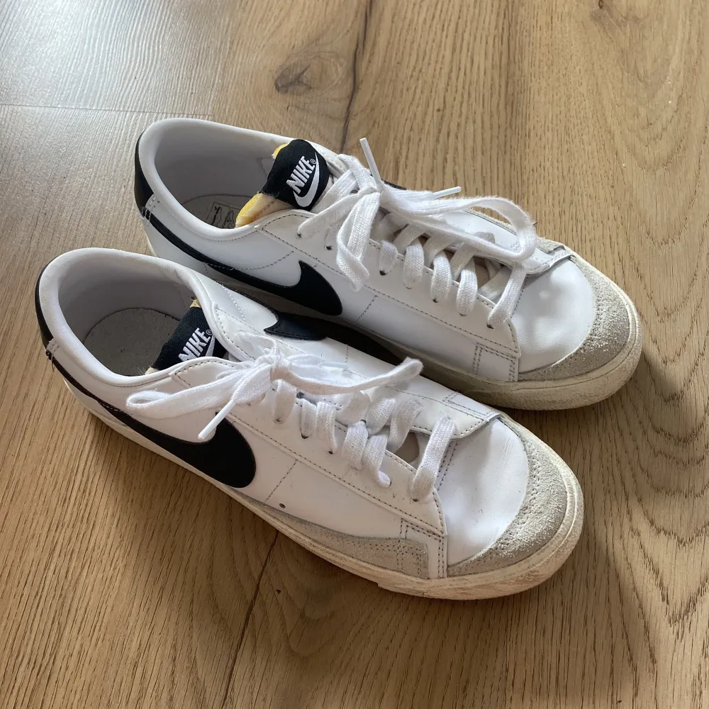 Nike sneakers blazer low. Använda fåtal gånger.. Skor.