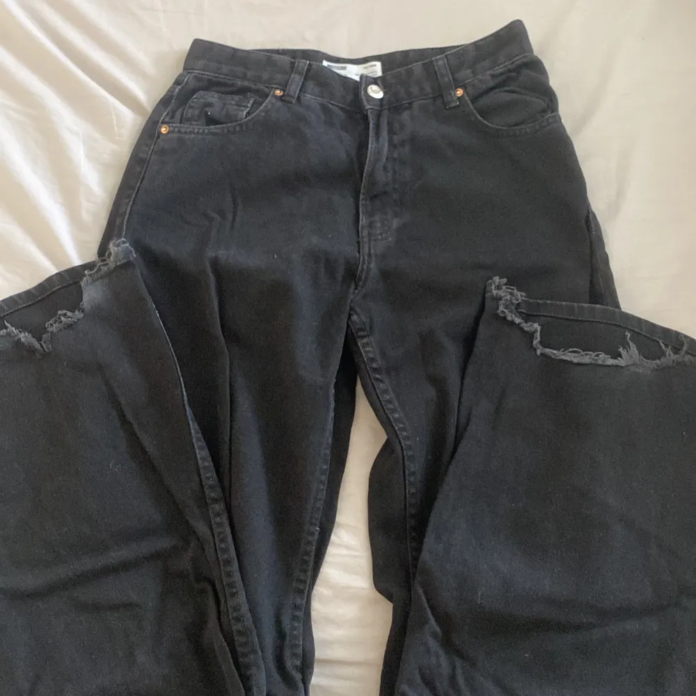 säljer ett par svarta jeans från Bershka i storlek M. de är högmidjade och har hål i knäna.. Jeans & Byxor.