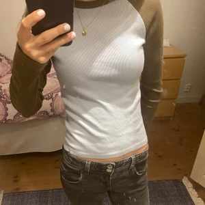 Brandy Melville tröja - Långärmad tröja från Brandy Melville, använd fåtal gånger men vet inte riktigt exakt vilken storlek då jag inte hittar vart det står💗
