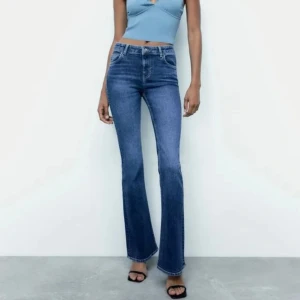 Zara mifrise flare jeans - Zara midrise flare jeans i en blå tvätt. Sparsamt använda i fint skick. 