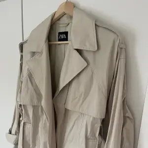 Beige trenchcoat från zara, knappast använd så är i nyskick 