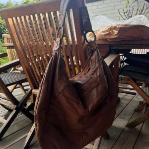 Skolväska hobo - Så fin väska, väldigt rymlig. 3e bilden motsvarar färgen. Skriv för frågor