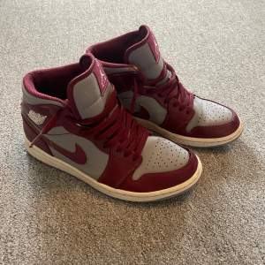 Air Jordan 1 storlek 41 Air Jordan 1’s Skorna är i bra skick men har även lite tecken på andvändning (kontakta om fler bilder) Säljer pga ingen användning längre.  