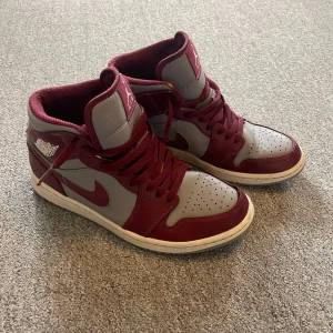 Jordan 1  - Air Jordan 1 storlek 41 Air Jordan 1’s Skorna är i bra skick men har även lite tecken på andvändning (kontakta om fler bilder) Säljer pga ingen användning längre.  