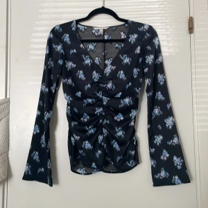 Tröja/Blus - Jätte fin blus men får ingen användning för, köpt på rea för 150 kr. Men har använt seröst en gång för jag är inget så bekväm i tajta grejer. Mönster är lite orkat men jag skulle ändå säga att det är blommor 🥰