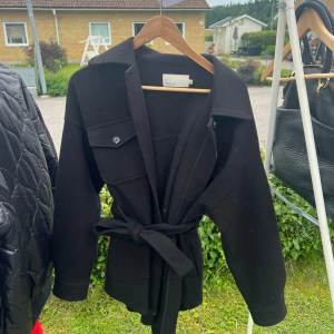 Höst jacka - Superfin höstjacka med knyte, använd fåtal gånger. Lite längre modell som stängs med knappar. Stl 32, passar xs-s