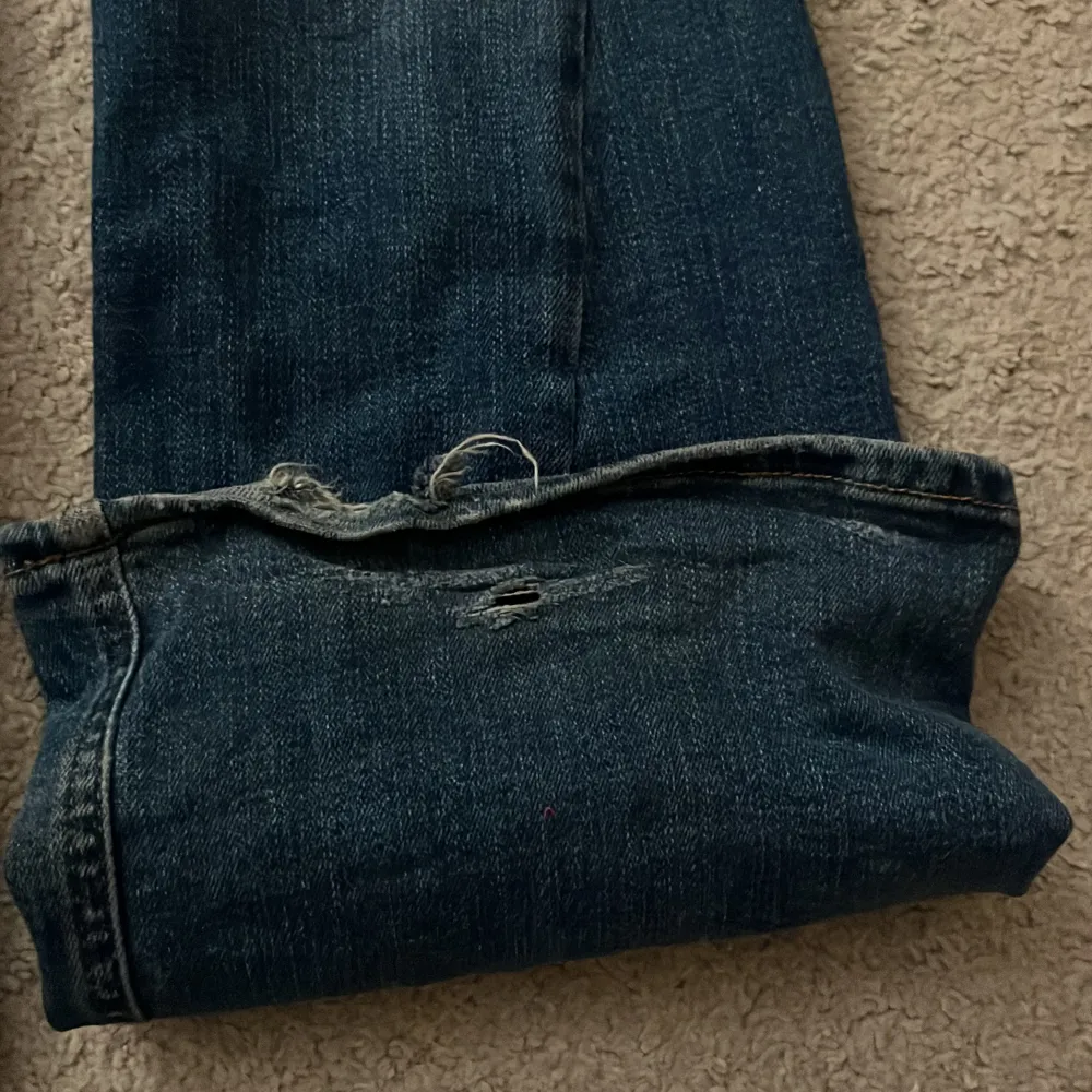 Jeans från pull&bear🫶🏼 Säljer dessa super snygga midwaist och bootcut jeansen då dom är för stora för mig. Tyvärr är dom lite trasiga längst ner vid vänster ben. Lappen är bortklippt då jag tyckte den skavde förut🙂rekommenderar 165 uppåt (161 själv). Jeans & Byxor.