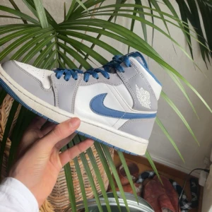 Jordan 1 mid true blue - Ett par jordans i bra skick utan några defekter crease skydd följer med.