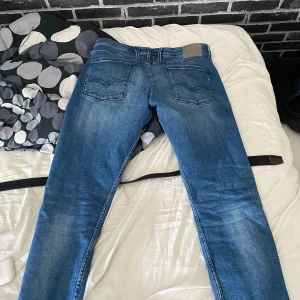 Replay anbass - Säljer dessa feta replay jeans eftersom storleken inte passar mig.  32x36 i midajan men sitter ungefär som 34 i midjan, använda ungefär vid 5 tillfällen bara
