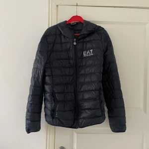 EA7 Armani jacka - Köptes för 1300 på boost  den är äkta Den är för liten på mig