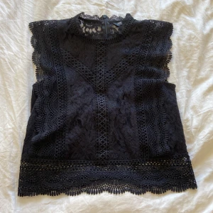 Söt spets topp - Festlig spets topp från Only. Gott skick, använd bara ett par gånger 