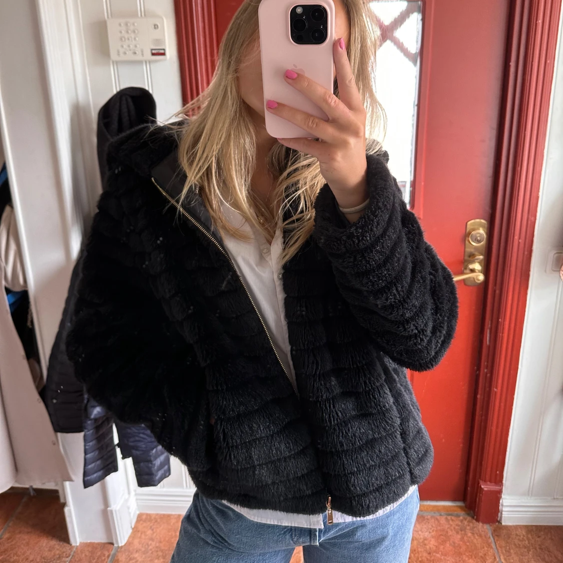 Svart fluffig jacka