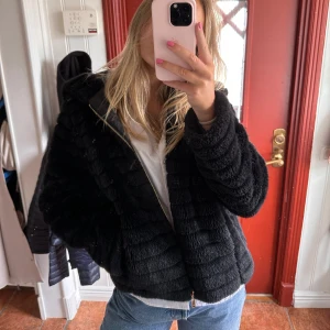 Svart fluffig jacka - Svart fluffig mysig jacka i strlk M. Har luva också. Kan diskutera om pris! 