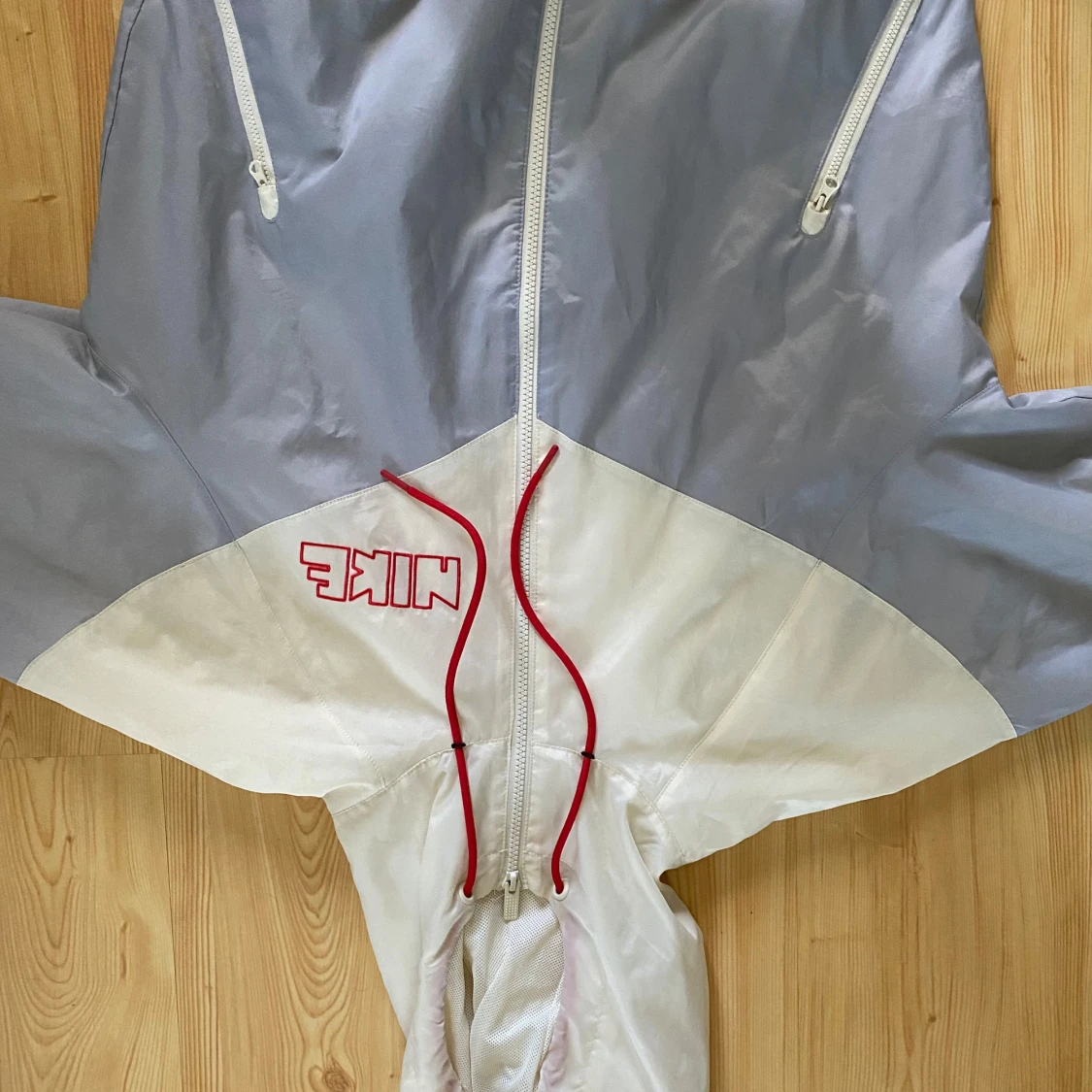 Grå och vit vindjacka från Nike - 91