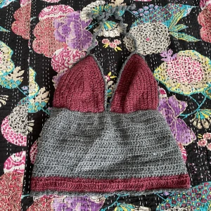 Virkad crop top  - En egenvirkad halterneck crop top med snörning i ryggen. Virkat i ulliknande garn. Skulle säga att storleken passar ca Xs-M beroende på hur man vill att den ska sitta. Köparen står för frakten. ⭐️