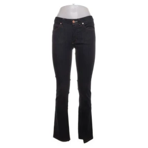 Acne jeans  - Säljer dessa mörkblå Acne Jeans då de tyvärr är lite för små , lowwaist och lite bootcut💕 midjemått: 70 cm  innerbenslängd : ungefär 79-80 cm  Skriv gärna vid frågor! 