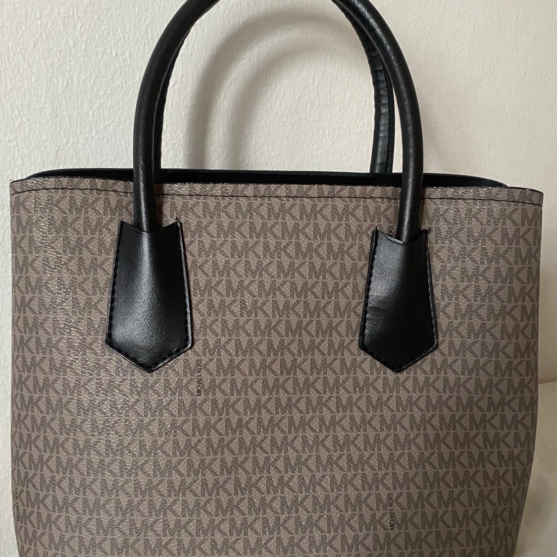 Beige och svart handväska från Michael Kors - 91