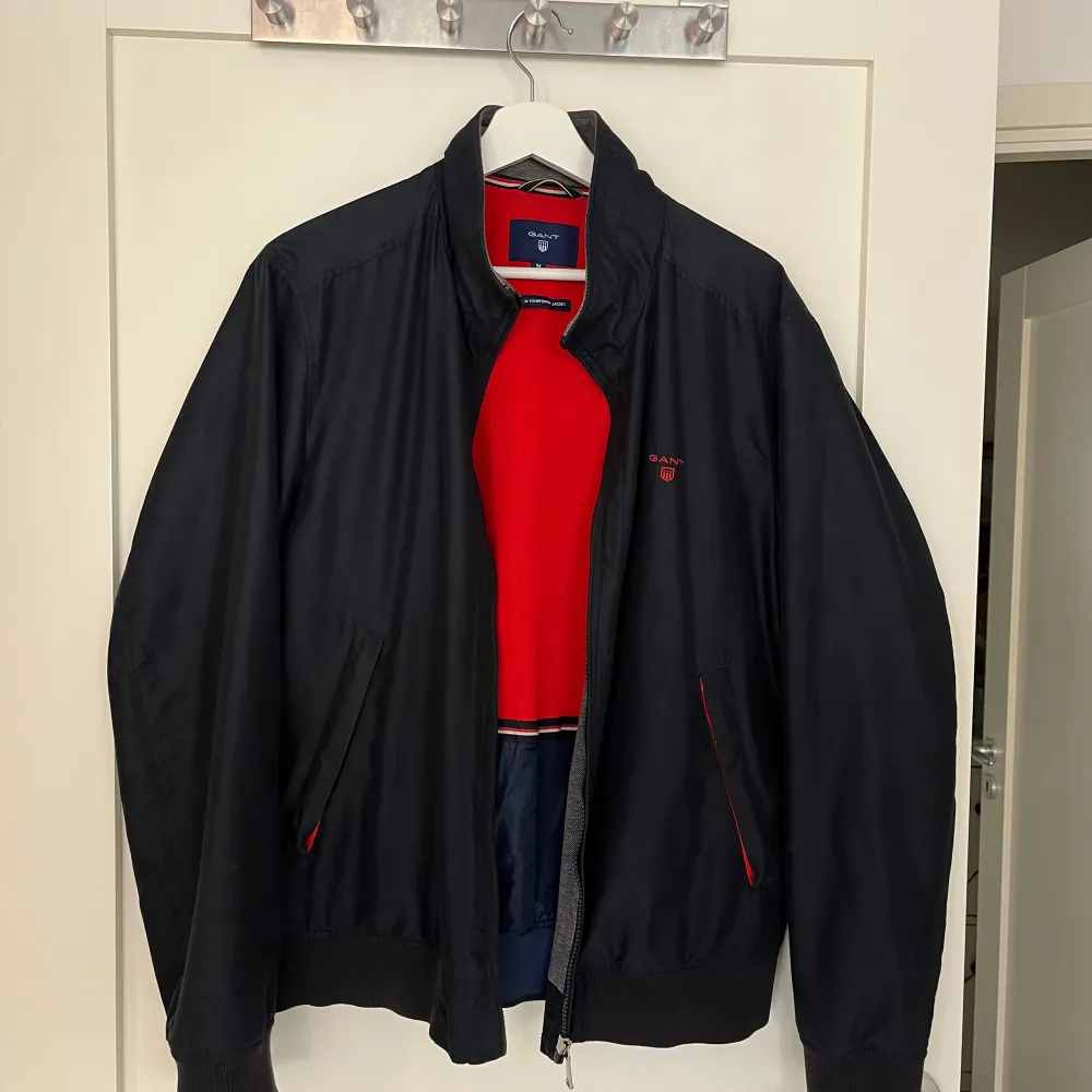 Riktigt sjysst jacka från GANT till höst/vår/sommar. Jackan är i mycket fint skick. Nypris 3000kr.  Storlek är M, men passar även för de som normalt har storlek S.  The New Hampshire Jacket. Färg: Dark navy blue.. Jackor.