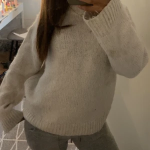 Stickad tröja - Säljer en stickad tröja då den inte kommer till användning. Lite stickig men annars jätte skön och fin. ❣️