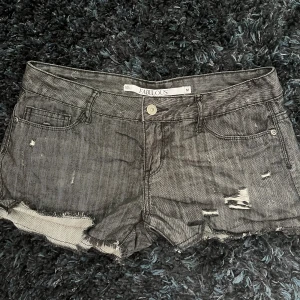 Grå/svarta jeansshorts🖤🖤 - Såå snygga lågmidjade shorts🌟🌟