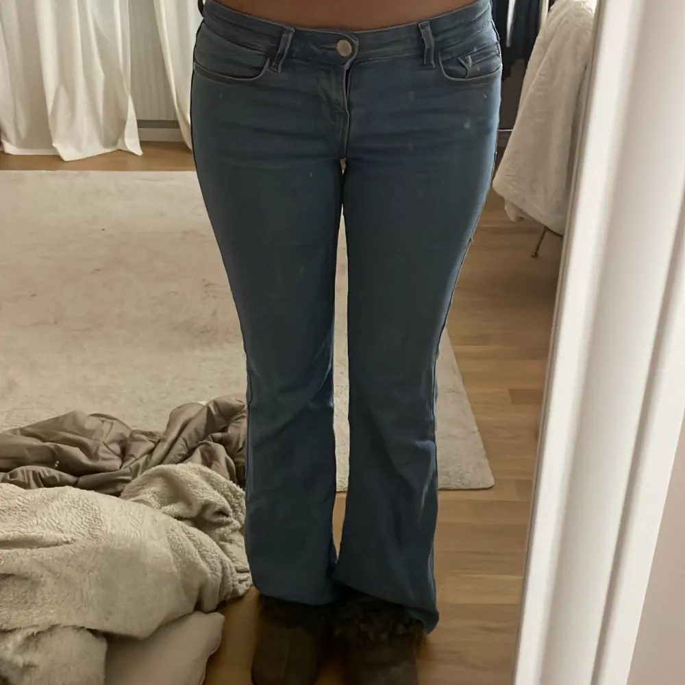 Lowwaist bootcut jeans, kommer tyvärr inte till användning längre! . Jeans & Byxor.