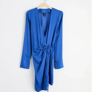 Blå klänning - Blå klänning från Lindex! Ordinarie pris 499kr, använd en gång. Säljes för 150 + frakt (Ej satin men ser ut och känns som det).