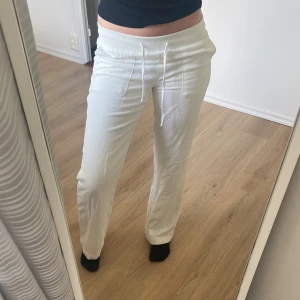 Lågmidjade linnebyxor - Knappt använda och inga synliga defekter!En liten fläck på insidan av tyget men inget som syns alls! Dubbelt tyg så ej genomskinliga!!