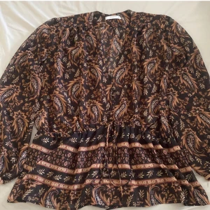 Mango blus - jag säljer en jättefin lite genomskinlig blus från mango. tröjan är i storlek M och är v ringad på framsidan. tröjan är även väldigt luftig.