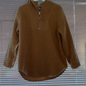 Fluffig tröja - Fleece/ tjocktröja. Använd en gång Skick: Mycket bra