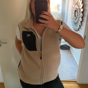 Beige väst - Säljer min jöttefina beiga väst från smiley. Nästan helt oanvänd, jättemysig till hösten och våren 🫶🏼🤍