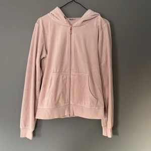 Rosa hoodie - En rosa hoodie i materialet velour. I storlek L