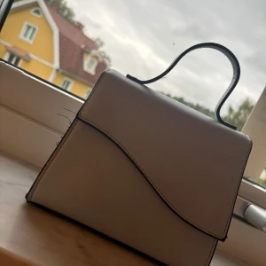 Ljusblå liten väska.  - Säljer denna väska. Kommer nästan aldrig till användning. Pris: 120. Frakt diskuteras i DM💕
